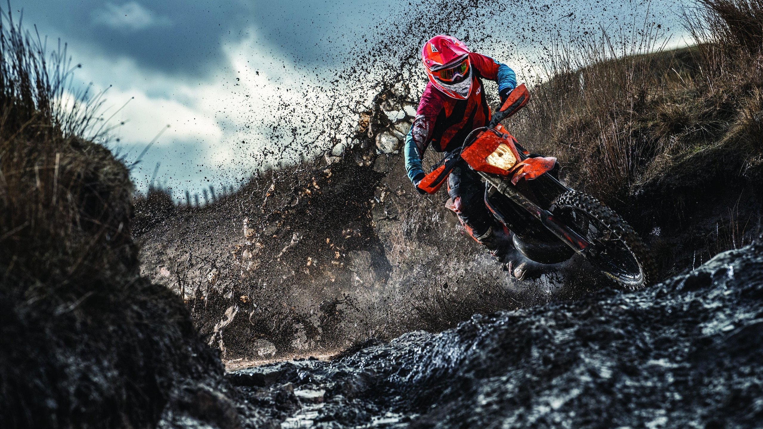 压迫后横传断球转为中路直插